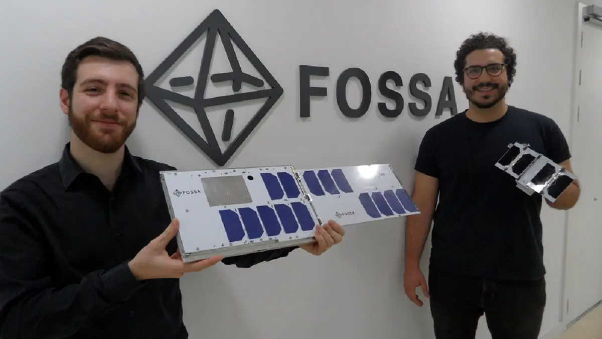 Los dos fundadores y responsables de la compañía española son Julián Fernández (izquierda), de 21 años, y Vicente González, de 29, que muestran las dos líneas de modelos de sus satélites -&nbsp;PHOTO/JPons