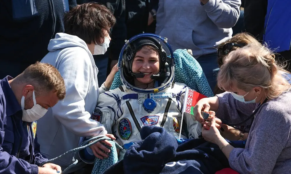 Nada más ser extraída de la capsula Soyuz MS-24 con la que ha regresado a Tierra, médicos y enfermeros rusos verifican las constantes vitales de la bielorrusa Marina Vasilevskaya - PHOTO/Roscosmos