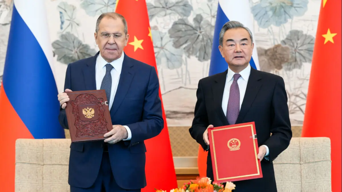 Esta foto tomada y difundida por el Ministerio de Asuntos Exteriores de Rusia el 9 de abril de 2024 muestra al ministro de Asuntos Exteriores de Rusia, Sergei Lavrov, y al ministro de Asuntos Exteriores de China, Wang Yi, celebrando una reunión en Pekín - Foto cedida / MINISTERIO DE ASUNTOS EXTERIORES DE RUSIA/AFP