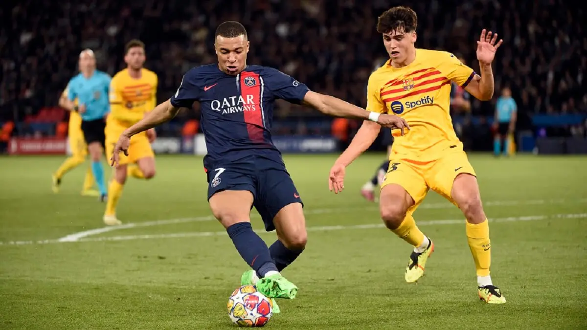 Kylian Mbappé y Pau Cubarsi en acción durante el partido de fútbol de la Liga de Campeones, ida de cuartos de final, entre el París Saint-Germain y el FC Barcelona en el Parque de los Príncipes de París, Francia, el 10 de abril de 2024 – PHOTO/Jean-Marie Hervio/KMSP/KMSP vía AFP