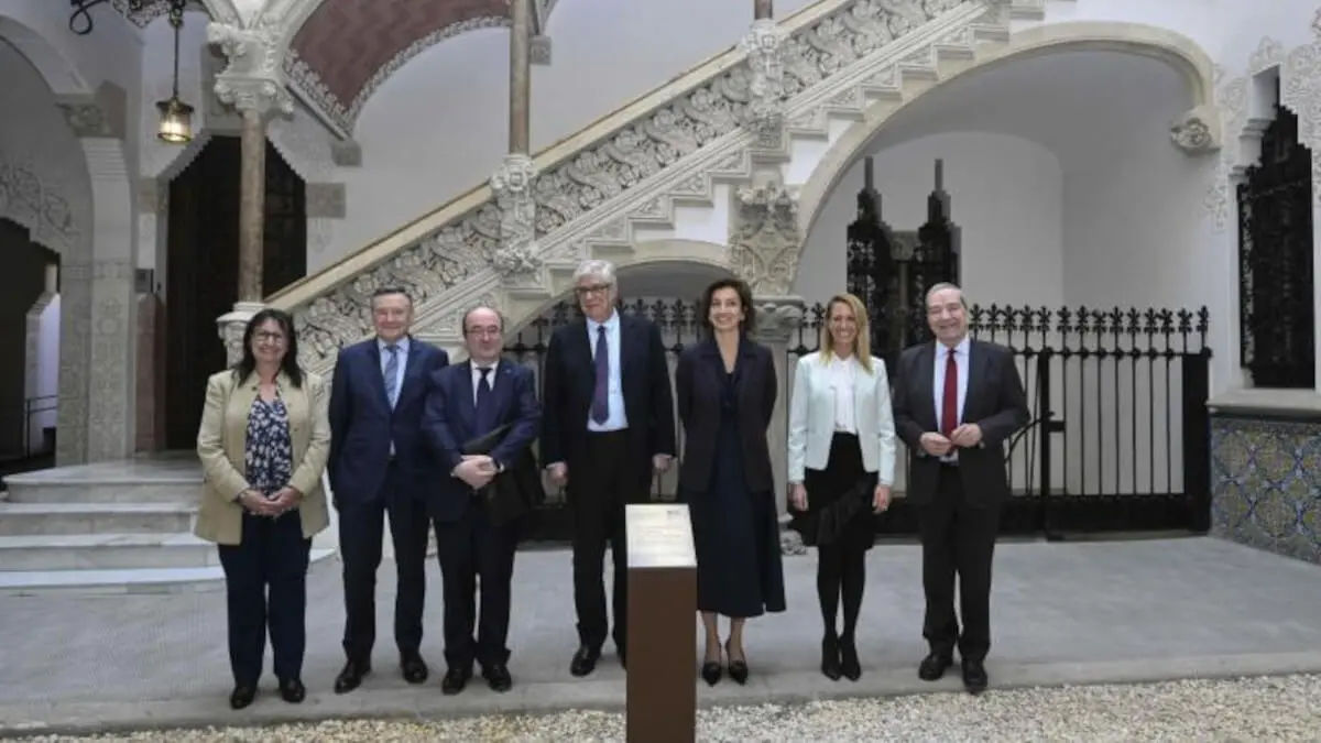 De izquierda a derecha, Elisa Duran, directora general adjunta de la Fundación ”la Caixa”; Ángel Simón, consejero delegado de CriteriaCaixa; Miquel Iceta, embajador delegado permanente de España en la Unesco; Juan José López Burniol, vicepresidente de la Fundación ”la Caixa”; Audrey Azoulay, directora general de la UNESCO; Maria Eugènia Gay, segunda teniente de alcaldía del Área de Derechos Sociales, Cultura, Educación y Ciclos de Vida del Ajuntament de Barcelona; y Jaume Lanaspa, presidente de la Oficina del Club de Roma a Barcelona - Fundación "la Caixa"