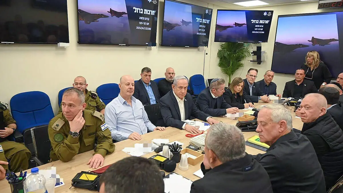 El Primer Ministro de Israel, Benjamin Netanyahu (C), durante una reunión del Gabinete de Guerra en Kirya, en Tel Aviv - PHOTO/Oficina del Primer Ministro de Israel