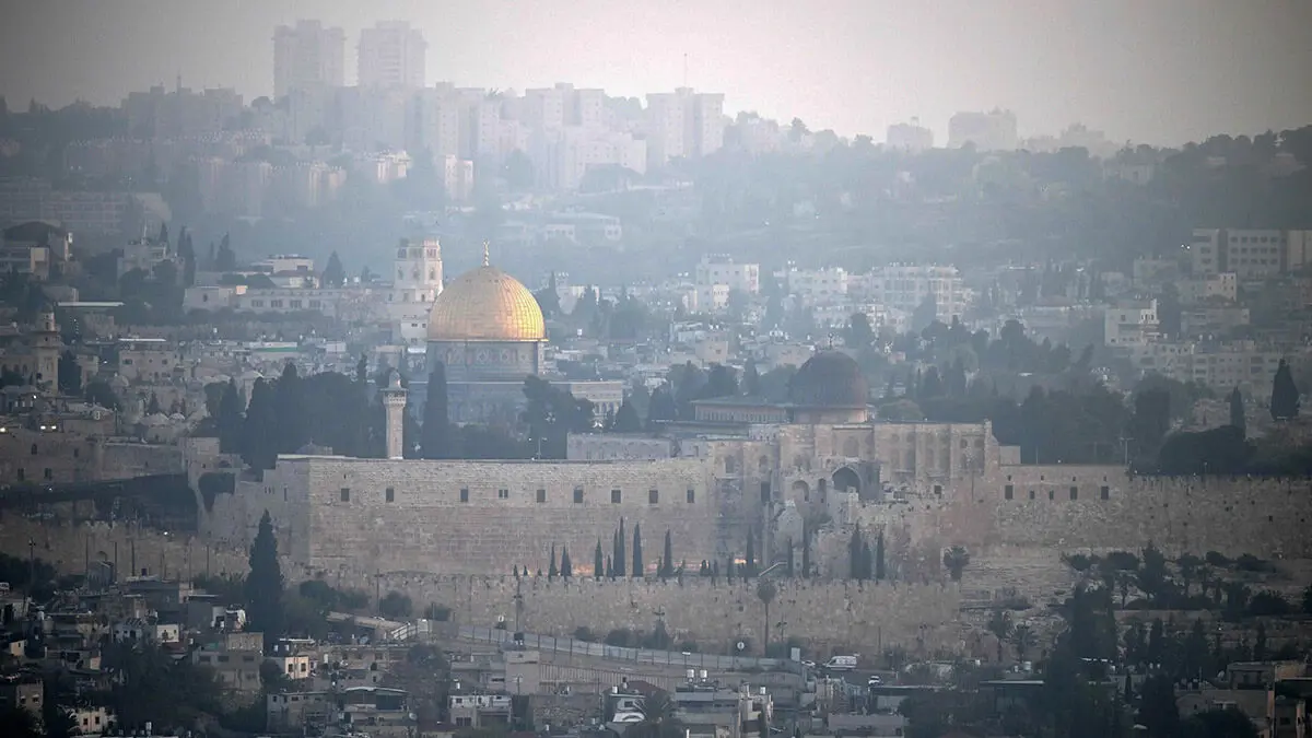 Se muestra una vista panorámica de la Ciudad Vieja de Jerusalén en la madrugada del 14 de abril de 2024, después de que Irán lanzara un ataque con aviones no tripulados y misiles contra Israel. Irán lanzó más de 200 drones y misiles contra Israel en un ataque sin precedentes el 13 de abril de 2024, anunció el ejército israelí, en una importante escalada de la larga guerra encubierta entre los enemigos regionales - AFP/RONALDO SCHEMIDT