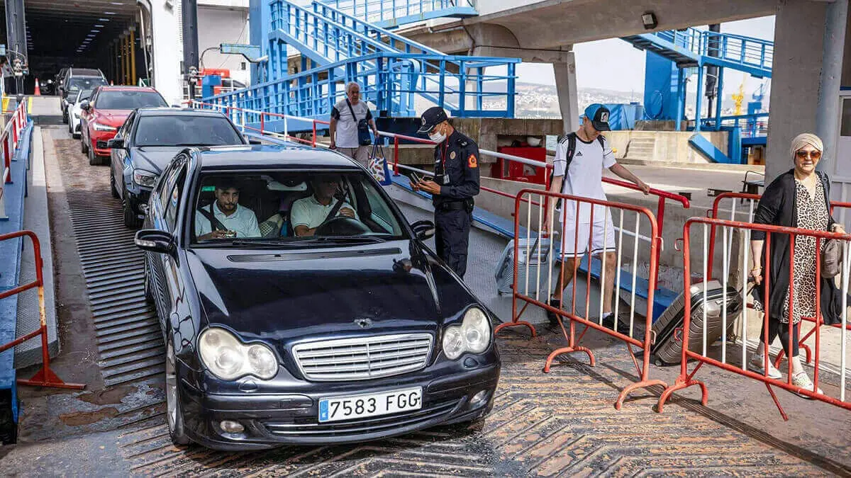 El túnel, de 42 kilómetros de longitud, permitirá el transporte de viajeros y mercancías con trenes lanzadera para vehículos y camiones - AFP/FADEL SENNA