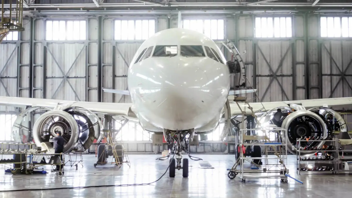 Modelo Boeing 777 - 300 dentro de un hangar en el Aeropuerto de Frankfurt - <a href="https://depositphotos.com/es/?/">Depositphotos</a>