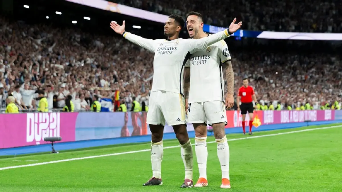 Jude Bellingham y Joselu Mato del Real Madrid celebran un gol durante el partido de La Liga 2023/24 entre el Real Madrid y el FC Barcelona en el estadio Santiago Bernabéu en Madrid, España, el 21 de abril de 2023 – PHOTO/Guillermo MartÍnez/NurPhoto/NurPhoto via AFP