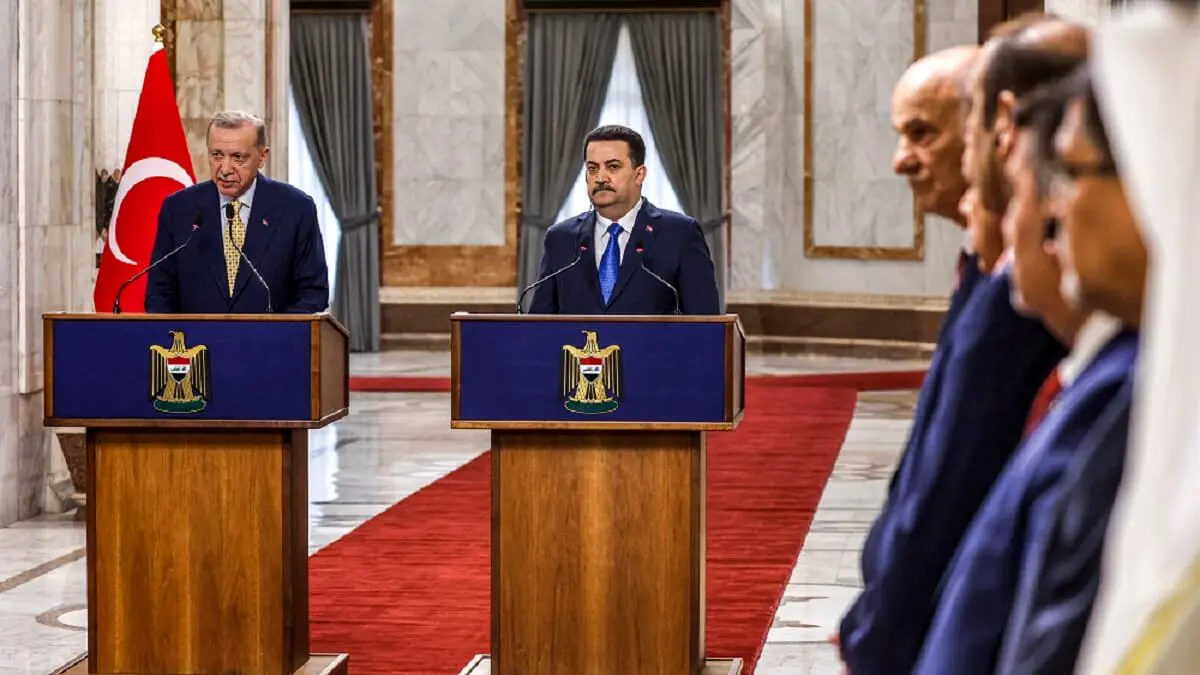 El primer ministro de Irak, Mohamed Shia al-Sudani (d), y el presidente de Turquía, Recep Tayyip Erdogan, hacen una declaración conjunta a los medios de comunicación en Bagdad el 22 de abril de 2024 – PHOTO/Thaier al-Sudani/POOL/AFP