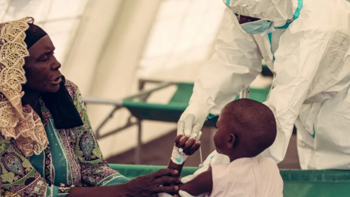Un trabajador sanitario atiende a pacientes en un centro de tratamiento del cólera en una zona rural de Malawi - © UNICEF