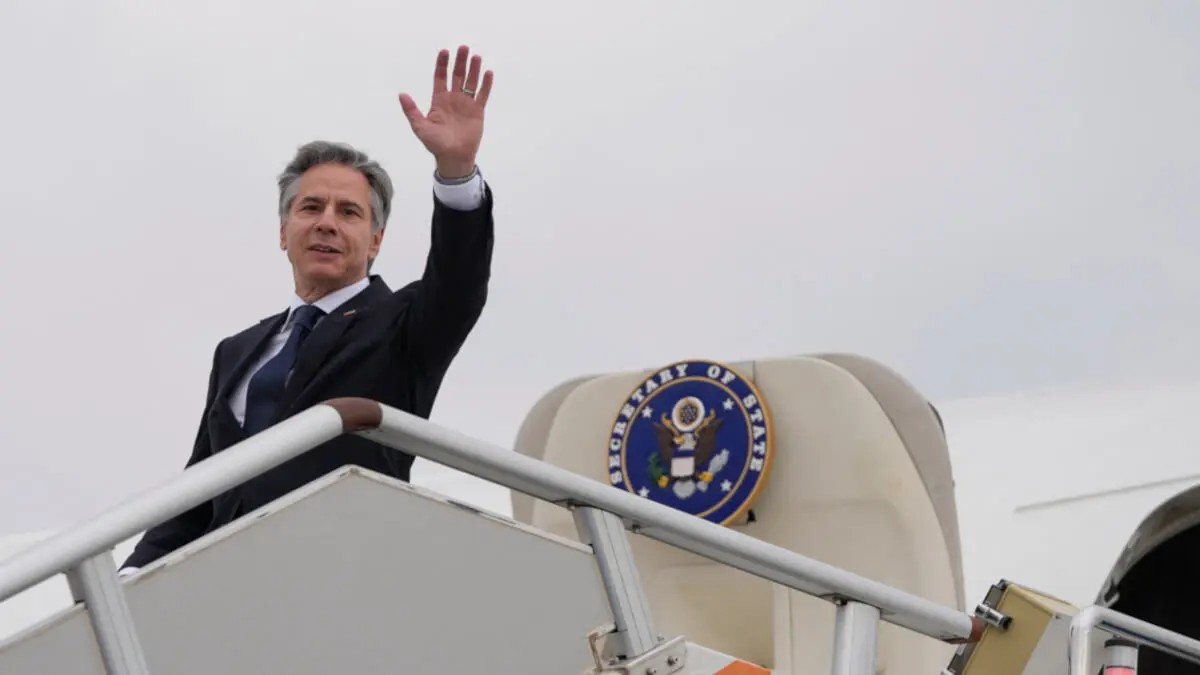 El secretario de Estado de EE. UU. Antony Blinken saluda mientras se prepara para salir del Aeropuerto Internacional de Shanghai Hongqiao en ruta a Pekín, el 25 de abril de 2024 - PHOTO/Mark Schiefelbein/POOL/AFP