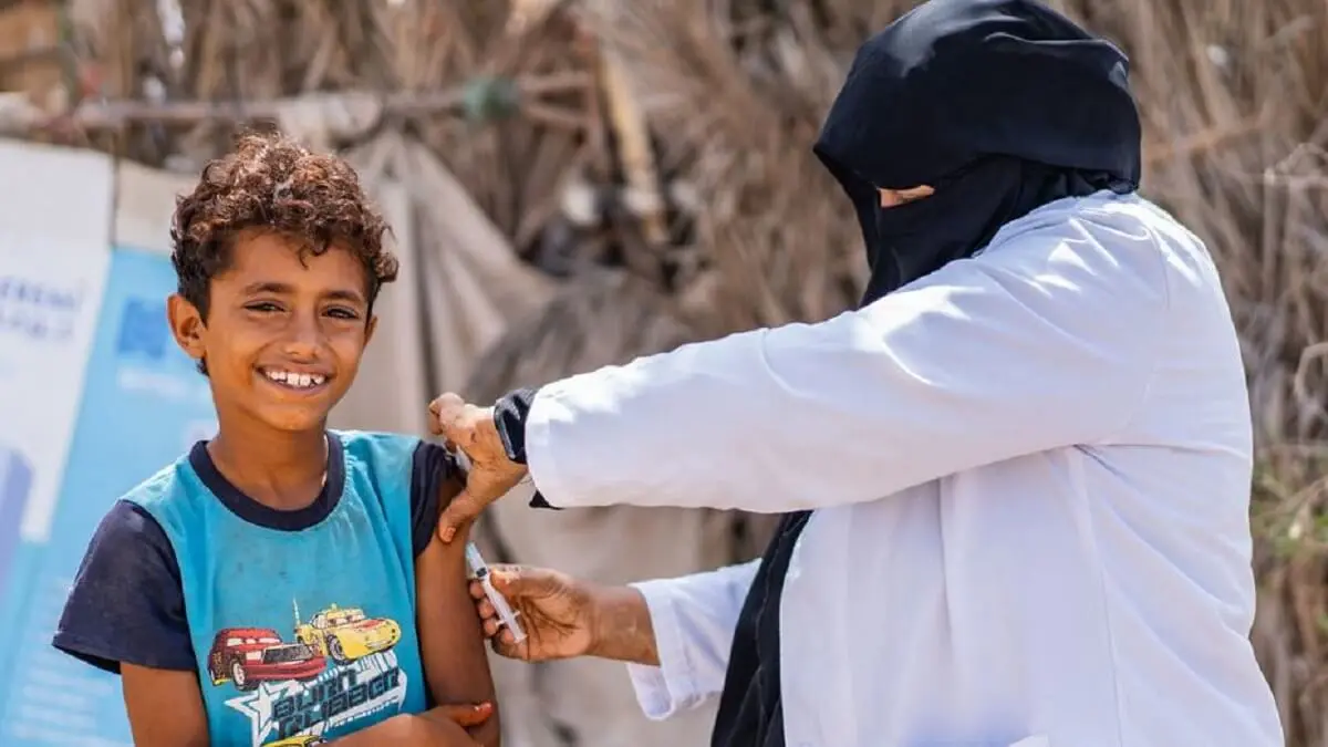 Un trabajador sanitario de Yemen vacuna a un niño durante una campaña de divulgación comunitaria - © UNICEF/Saleh Hayyan