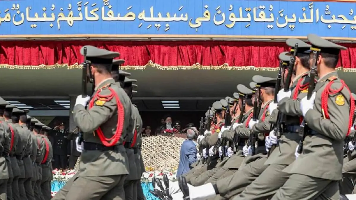 Soldados iraníes desfilan ante el presidente Ebrahim Raisi durante un desfile militar en el marco de una ceremonia que marca el día anual del Ejército del país en la capital Teherán, el 17 de abril de 2024 – PHOTO/AFP