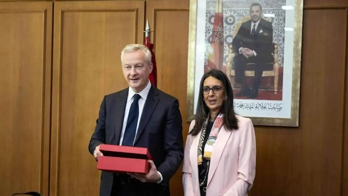 La ministra marroquí de Economía y Finanzas, Nadia Fettah Alaoui (d), recibe a su homólogo francés, Bruno Le Maire, en Rabat el 26 de abril de 2024 - PHOTO/AFP
