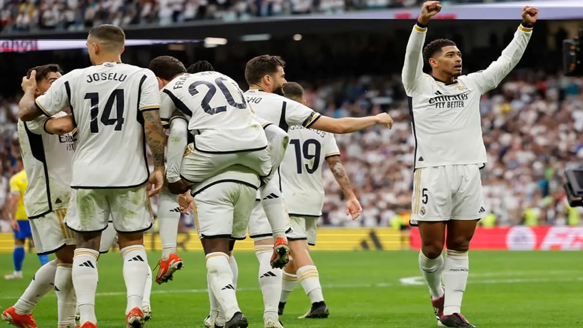 El centrocampista inglés del Real Madrid #5 Jude Bellingham celebra el segundo gol de su equipo durante el partido de fútbol de la liga española entre el Real Madrid CF y el Cádiz CF en el estadio Santiago Bernabéu de Madrid el 4 de mayo de 2024 - PHOTO/OSCAR DEL POZO / AFP
