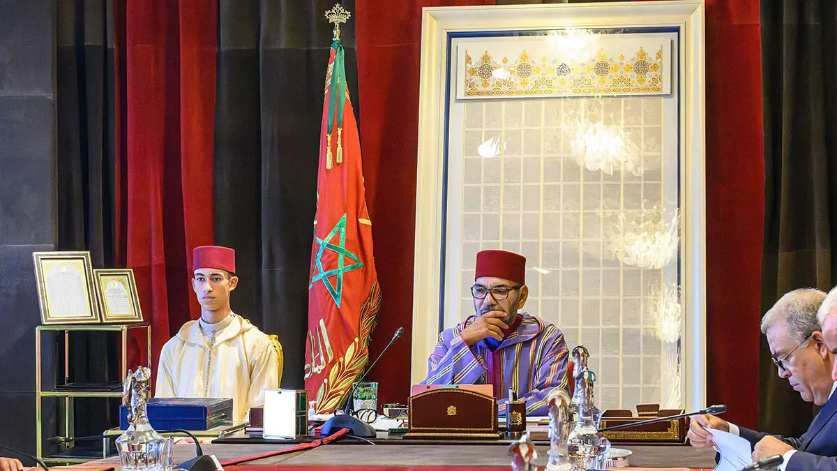 El rey marroquí Mohammed VI (Centro), acompañado por el príncipe heredero Moulay El Hassan, preside una sesión de trabajo dedicada a examinar la situación tras un devastador terremoto en el Palacio Real de Rabat - PHOTO/MAP (AGENCIA DE PRENSA MARROQUÍ)