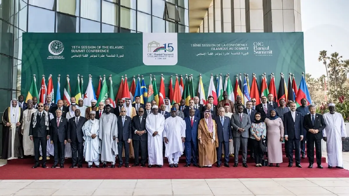 El presidente de Gambia, Adama Barrow (C), junto a otros jefes de Estados miembros y representantes de delegaciones para una foto de familia durante la inauguración de la Cumbre de la Organización de Cooperación Islámica (OCI) 2024 en el Centro Internacional de Conferencias Sir Dawda Kairaba Jawara en Banjul el 4 de mayo 2024 – PHOTO/MUHAMADOU BITTAYE/AFP
