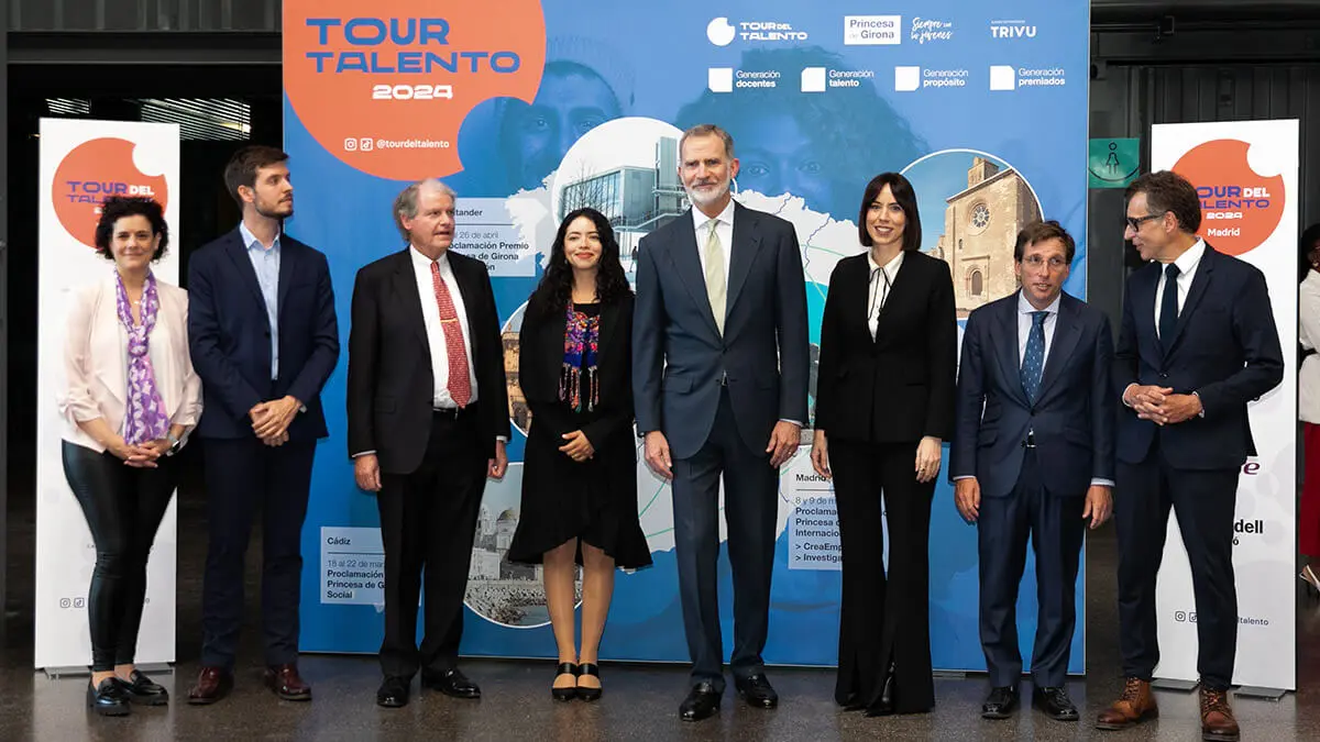 El rey Felipe VI junto a la guatemalteca Susana Arrechea y la ministra Diana Morant, entre otras autoridades&nbsp;- PHOTO/FUNDACIÓN PRINCESA DE GIRONA