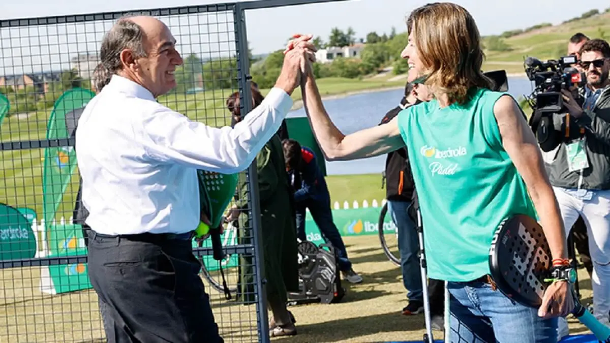 El presidente de Iberdrola, Ignacio Galán, con la campeona del mundo de pádel María Silvela