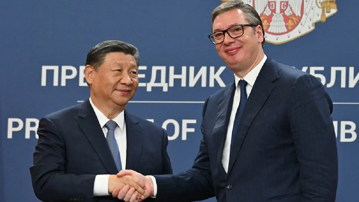 El presidente chino, Xi Jinping (Izquierda), y el presidente serbio, Aleksandar Vucic (Derecha), se dan la mano tras firmar documentos bilaterales durante una reunión en Belgrado, el 8 de mayo de 2024 – PHOTO/Elvis Barukcic/AFP