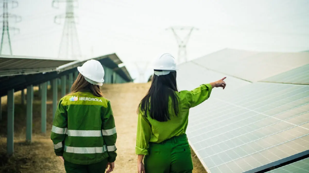 Trabajadoras de Iberdrola en una planta fotovoltaica