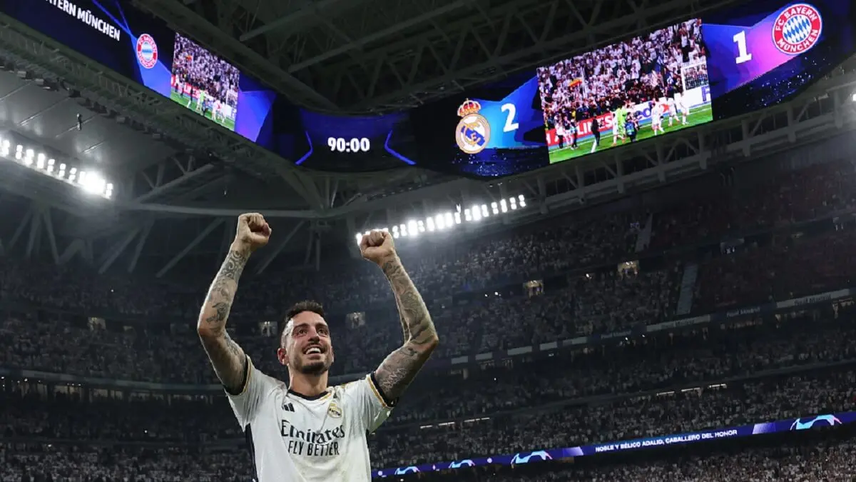 El delantero español del Real Madrid Joselu celebra la victoria al final del partido de fútbol de vuelta de semifinales de la UEFA Champions League entre el Real Madrid CF y el FC Bayern de Múnich en el estadio Santiago Bernabéu de Madrid el 8 de mayo de 2024 – PHOTO/Thomas COEX/AFP