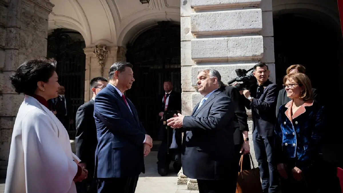 El presidente chino Xi Jinping (izda.) y su esposa Peng Lijuan (dcha.) son recibidos por el primer ministro húngaro Viktor Orbán (dcha.) y su esposa Aniko Levai (dcha.) antes de una ceremonia de bienvenida en el Castillo de Buda en Budapest, Hungría, el 9 de mayo de 2024 – PHOTO/Vivien Cher Benko/POOL/AFP