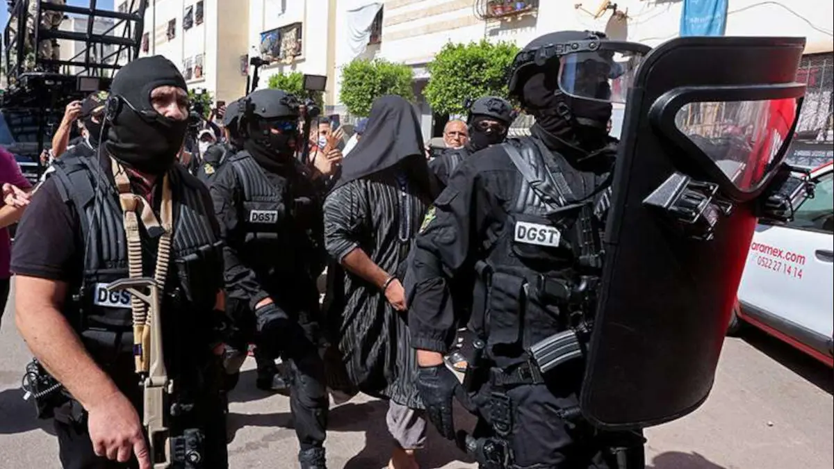 Fotografía de archivo, fuerzas especiales marroquíes hacen guardia en la entrada de un edificio durante operación antiterrorista - REUTERS/YOUSSEF BOUDLAL