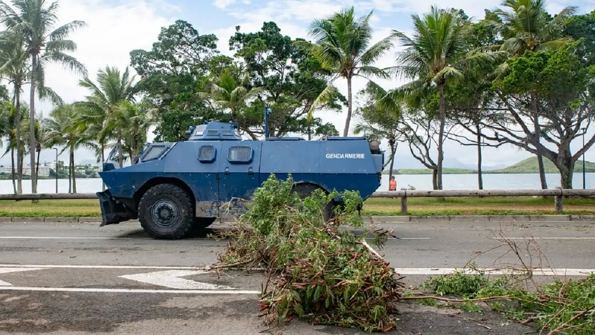 Un vehículo blindado de la Gendarmería pasa por delante de la barricada de filtrado instalada en las bahías, Promenade Pierre Vernier, en Numea el 15 de mayo de 2024, en medio de protestas vinculadas a un debate sobre un proyecto de ley constitucional destinado a ampliar el electorado para las próximas elecciones del territorio francés de ultramar de Nueva Caledonia – PHOTO/Delphine Mayeur/AFP