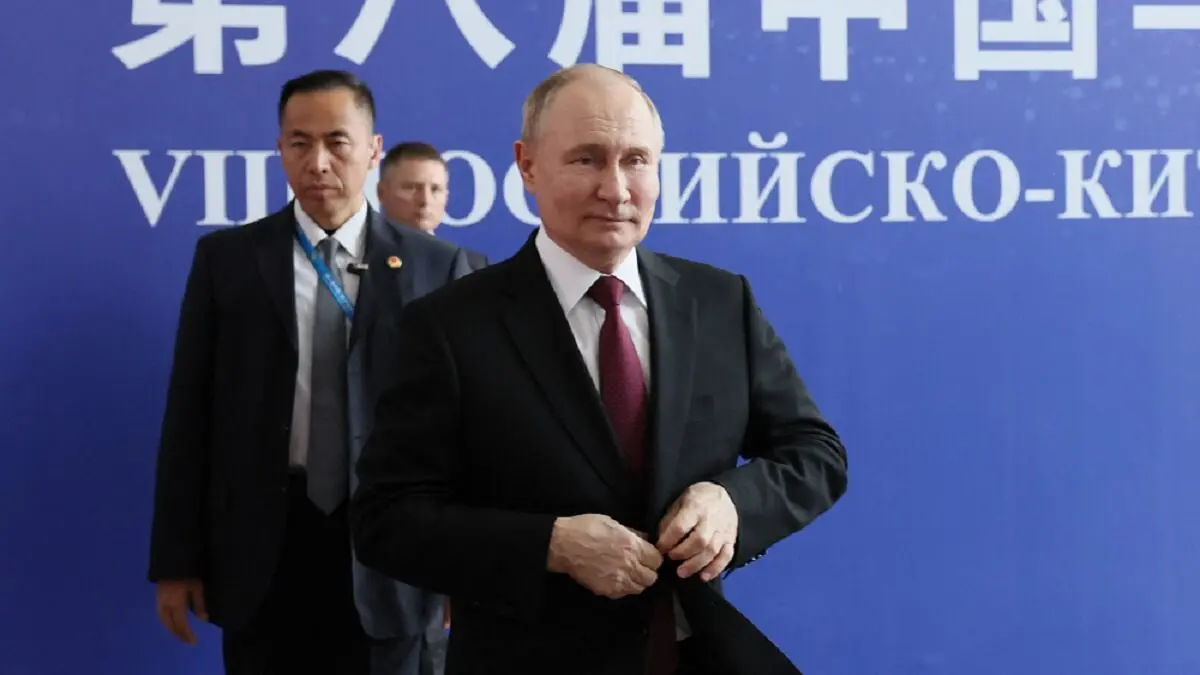 En esta fotografía de grupo distribuida por la agencia estatal rusa Sputnik, el presidente de Rusia, Vladímir Putin, recorre una exposición comercial Rusia-China en la ciudad nororiental de Harbin el 17 de mayo de 2024 – PHOTO/Mikhail METZEL/POOL/AFP
