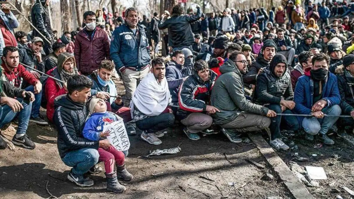 Los migrantes esperan en la zona de amortiguación de la frontera entre Turquía y Grecia, cerca del paso fronterizo de Pazarkule en Edirne - AFP/ BULENT KILIC