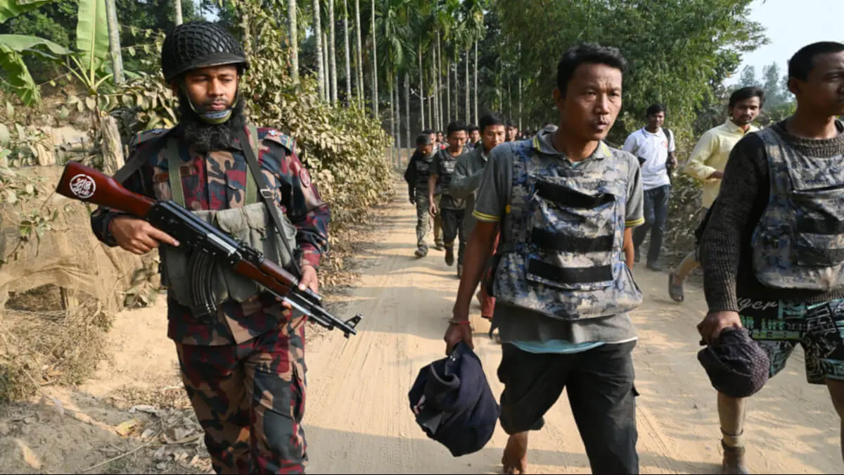 Personal de la Guardia de Fronteras de Bangladesh (BGB) detiene a miembros de la Policía de Fronteras de Myanmar (BGP) y de las fuerzas de seguridad que buscan refugio en la localidad bangladesí de Ukhia, junto a la frontera entre Bangladesh y Myanmar, en el distrito de Cox's Bazar, en Bangladesh, el 6 de febrero de 2024 -&nbsp;<a href="https://depositphotos.com/es/?/">Depositphotos</a>