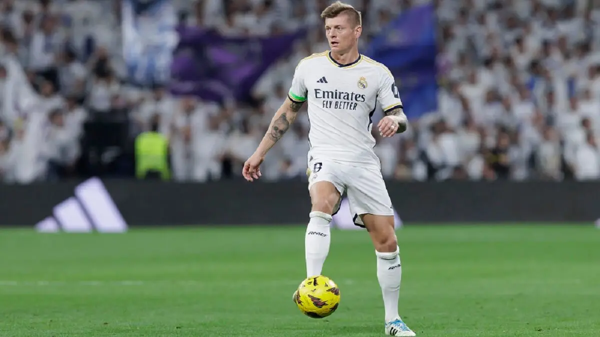 Toni Kroos del Real Madrid controla el balón durante el partido de La Liga 2023/24 entre el Real Madrid y el Atlético de Madrid en el Estadio Santiago Bernabéu en Madrid, España, el 4 de febrero – PHOTO/Guillermo Martínez/NurPhoto/NurPhoto vía AFP