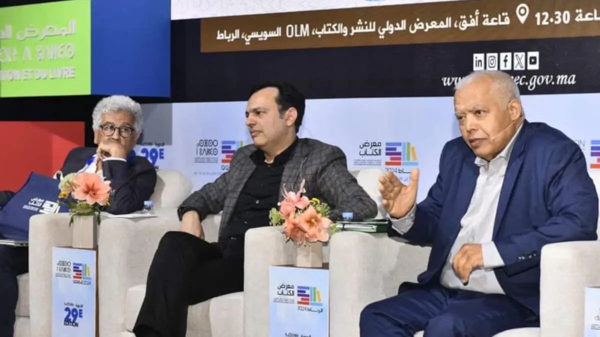 Younes Sekkouri (centro), ministro de Inclusión Económica, Pequeñas Contrataciones, Operaciones y Competencias, el Dr. Abdullah Saaf (der.), jefe del Centro de Estudios e Investigaciones en Ciencias Sociales, y el Dr. Muhammad Al-Tuzi (izd.), profesor de Ciencias Políticas y Sociales, durante el seminario "Diálogo social para un enfoque renovado del concepto de mediación política" <strong>- PHOTO/FACEBOOK/@MIEPEEC.Maroc</strong></p>