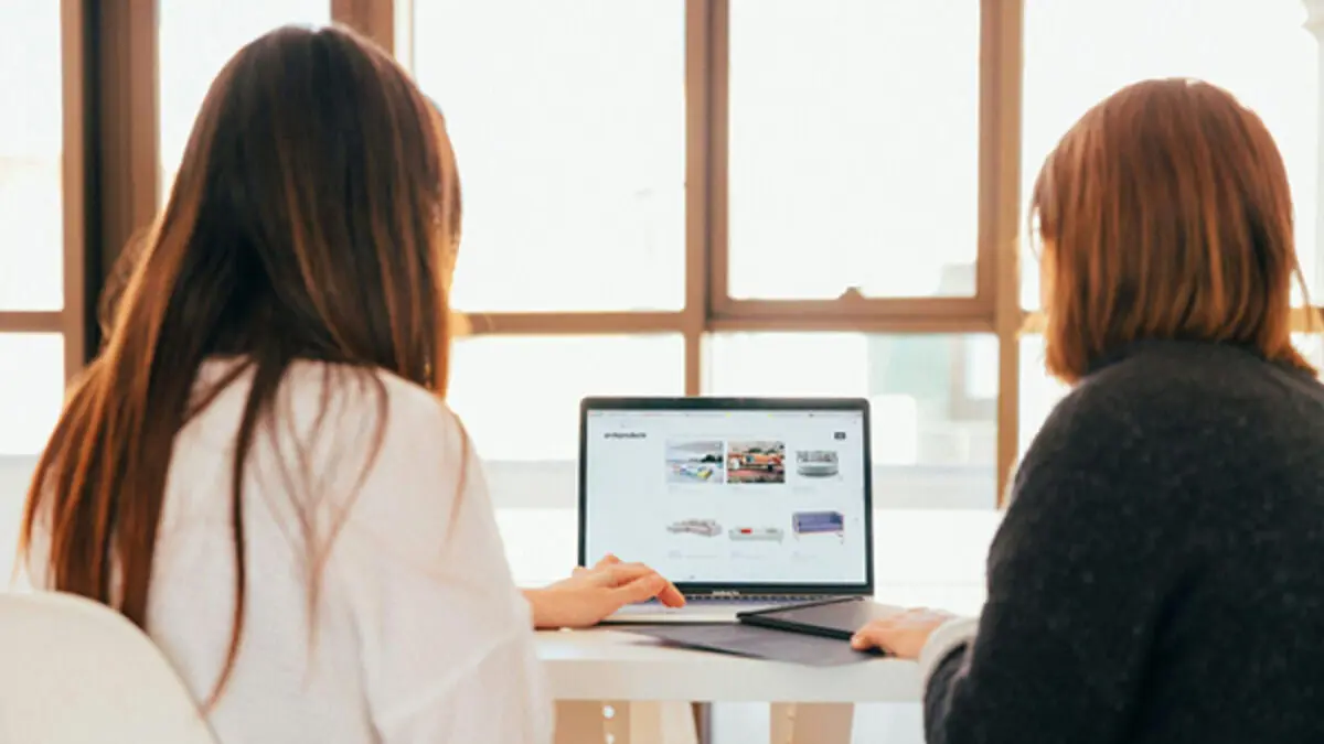 <a target="_blank" href="https://unsplash.com/es/fotos/dos-mujeres-hablando-mientras-miran-una-computadora-portatil-7okkFhxrxNw">https://unsplash.com/es/fotos/dos-mujeres-hablando-mientras-miran-una-computadora-portatil-7okkFhxrxNw</a>