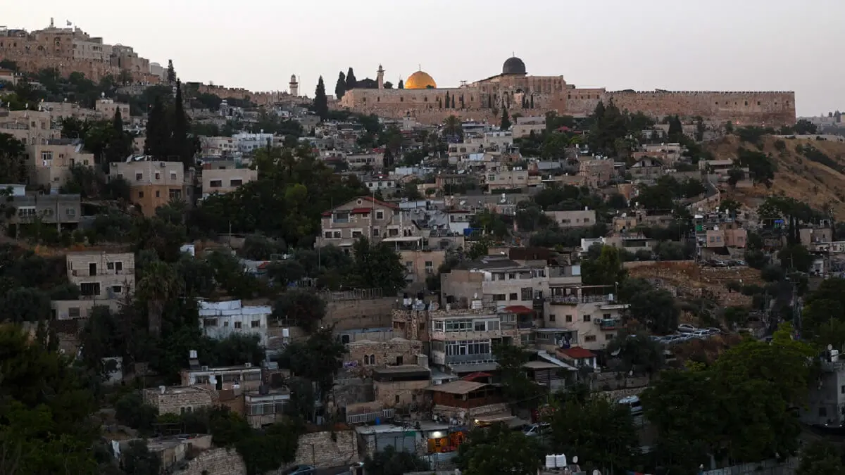 Esta imagen tomada desde el Monte de los Olivos muestra una vista del recinto de la mezquita de Al-Aqsa y su Cúpula de la Roca en la Ciudad Vieja de Jerusalén el 22 de mayo de 2024 - PHOTO/AHMAD GHARABLI/AFP