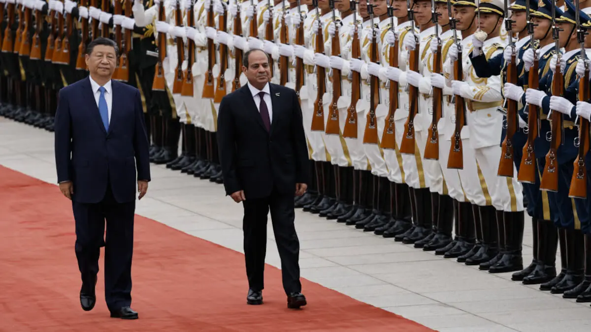 El presidente chino, Xi Jinping, y el presidente egipcio, Abdel Fattah al-Sisi, pasan revista a la guardia de honor durante una ceremonia de bienvenida en el Gran Salón del Pueblo de Pekín, el 29 de mayo de 2024 - PHOTO/TINGSHU WANG / POOL / AFP
