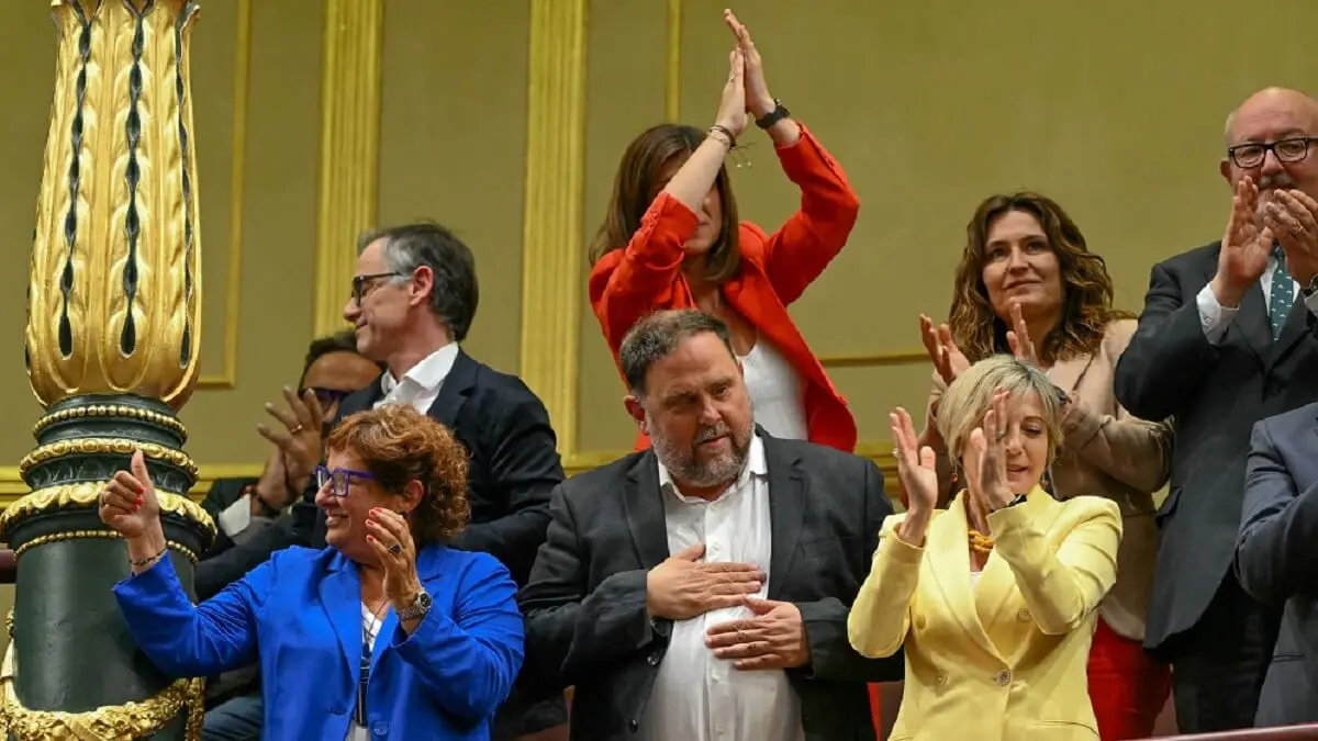 El presidente del partido separatista catalán Esquerra Republicana de Catalunya (ERC), Oriol Junqueras (Centro), gesticula mientras celebra tras la aprobación final de la ley de amnistía para los separatistas catalanes durante una sesión plenaria en el Congreso en Madrid, el 30 de mayo de 2024 – PHOTO/JAVIER SORIANO/AFP