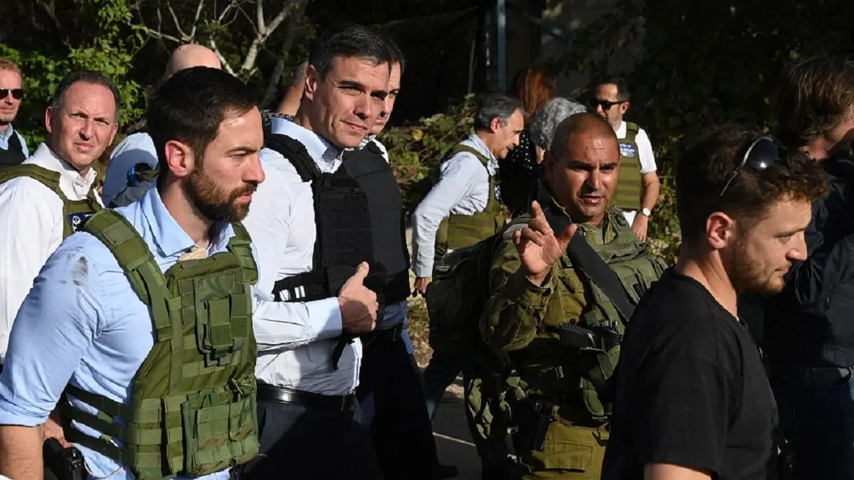 Sánchez ha sido enviado al mundo para lograr la paz en el conflicto entre palestinos e israelíes. En imagen, en su visita a Israel en noviembre de 2023 ataviado con un chaleco anti balas - PHOTO/Pool Moncloa-Borja Puig de la Bellacasa 