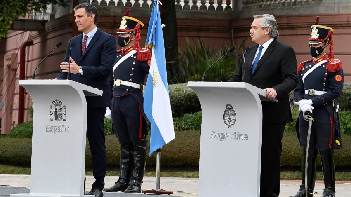 Pedro Sánchez visitó Argentina en junio de 2021 y mantuvo un encuentro con el entonces presidente Alberto Fernández. Con Javier Milei todavía no se ha producido una entrevista - PHOTO/Pool Moncloa-Borja Puig de la Bellacasa
