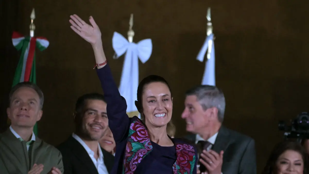 La candidata presidencial de México por el partido Morena, Claudia Sheinbaum, celebra tras los resultados de las elecciones generales en la Plaza del Zócalo de la Ciudad de México, el 3 de junio de 2024 - YURI CORTEZ / AFP