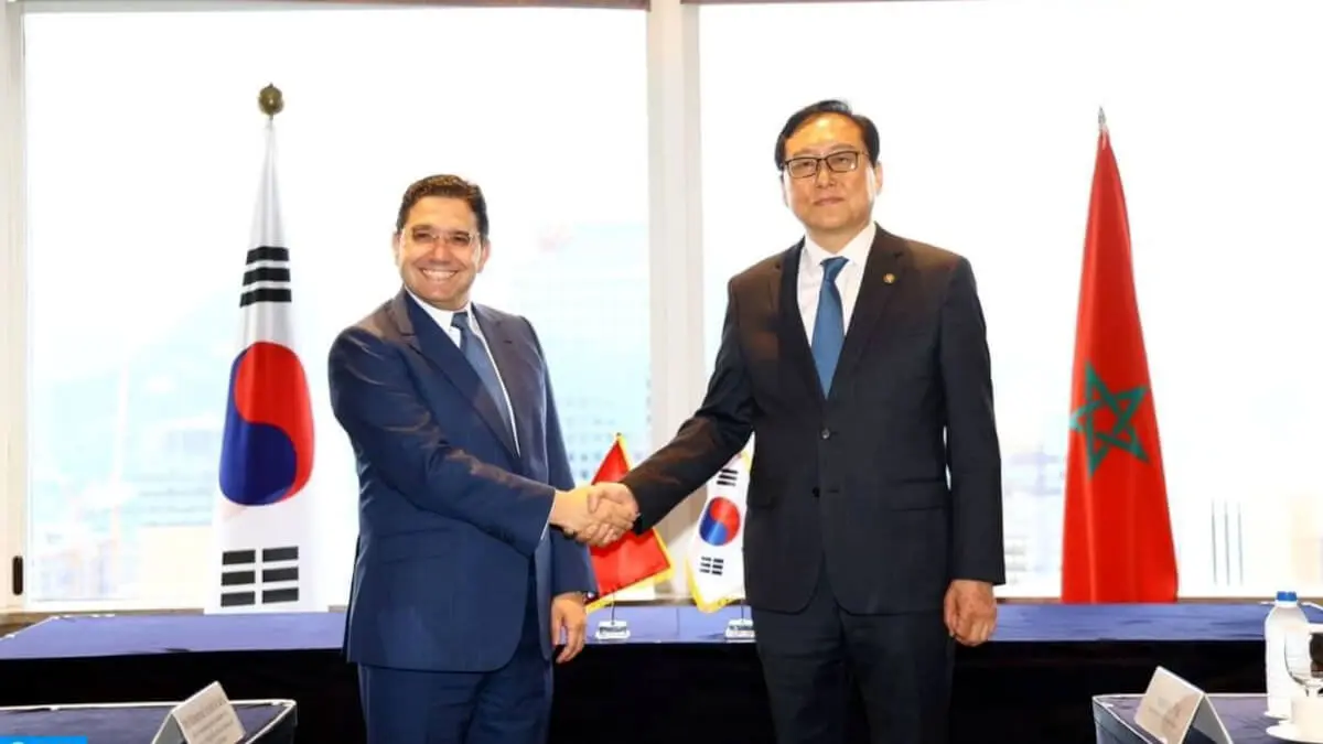 Nasser Bourita, ministro de Asuntos Exteriores, Cooperación Africana y Residentes de Marruecos, e Inkyew Chung, ministro de Comercio de la República de Corea, durante la firma de nuevos acuerdos de comercio e inversión - PHOTO/X/@MarocDiplomatie