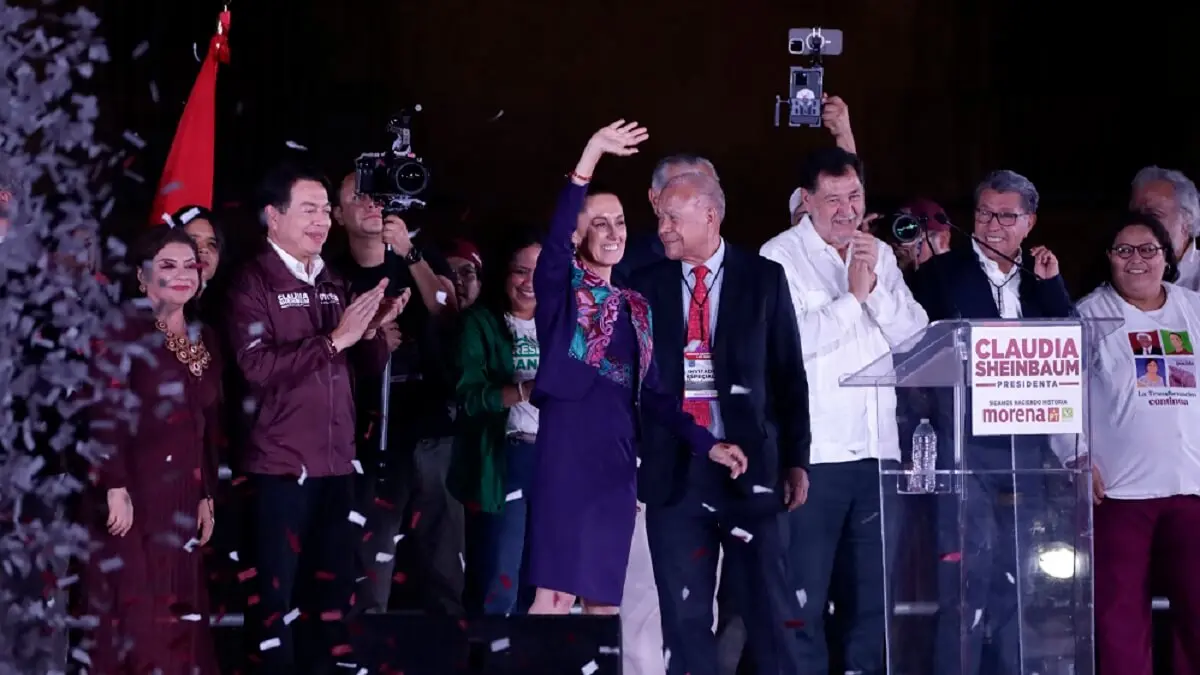 La candidata a la Presidencia de México, Claudia Sheinbaum Pardo, es acompañada por la candidata a la Jefatura de Gobierno de la Ciudad de México, Clara Brugada, y Mario Delgado tras dar un mensaje en el Zócalo capitalino para anunciar que ganará la contienda electoral al término de las elecciones generales de México el 3 de junio de 2024 – PHOTO/Eyepix/NurPhoto/NurPhoto vía AFP