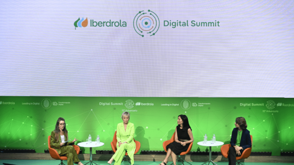 <p>Participantes de una de la mesas del la X edición del Digital Summit de Iberdrola, con la responsable de Transformación Digital España de Iberdrola, y representantes de la ONU, de Microsoft y de Amazon Web Services (AWS).</p>
