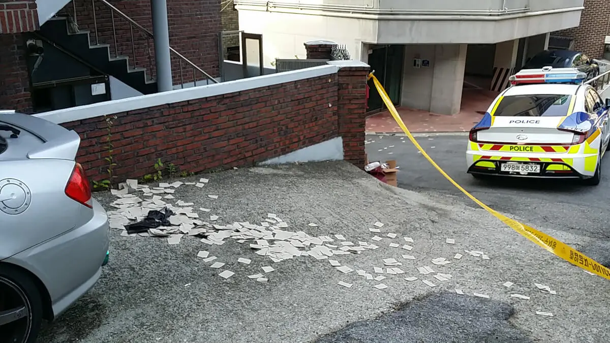 Esta fotografía proporcionada por el Ministerio de Defensa de Corea del Sur muestra objetos no identificados que se cree que son basura norcoreana de globos que cruzaron la frontera intercoreana, en una calle de Seúl - Foto de Handout / Ministerio de Defensa de Corea del Sur / AFP