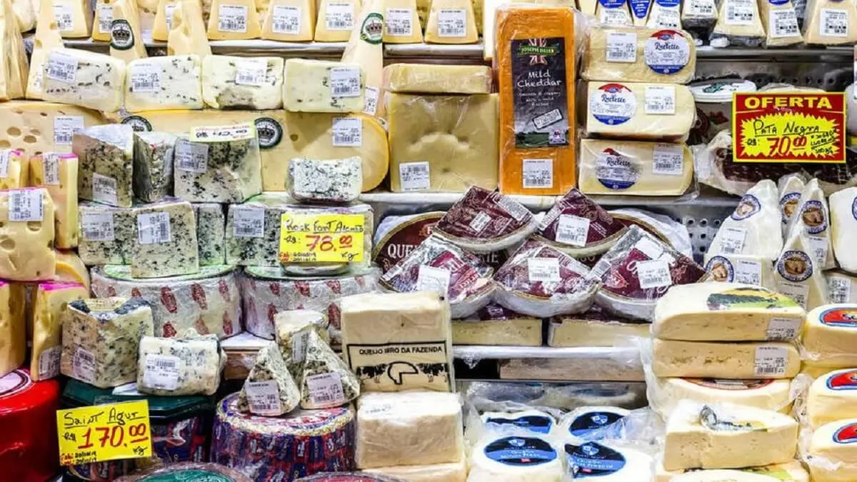 Queso a la venta en un mercado de Sao Paulo, Brasil - © FAO/Miguel Schincariol