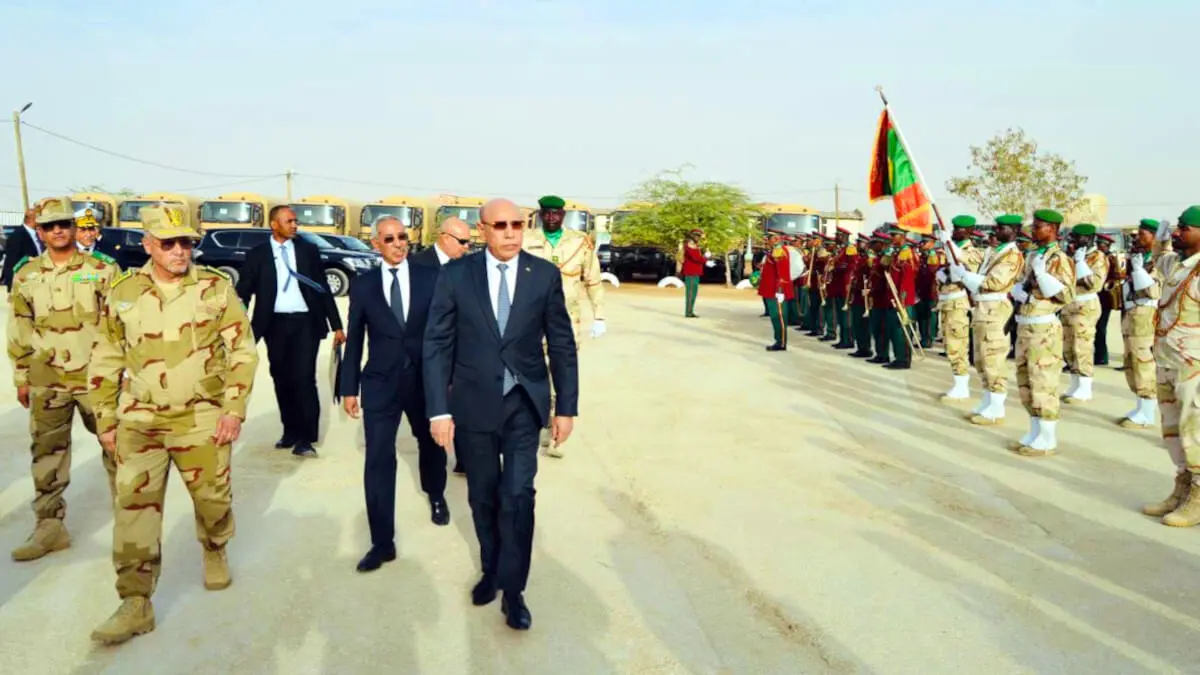 El presidente de Mauritania, Mohamed Ould Ghazouani, acompañado del ministro de Defensa,Hanena Ould Sidi, y el comandante de Estado Mayor, Mokhtar Bolle Chabaane, inspeccionan modelos de nuevo equipo militar - PHOTO/Ejército Nacional de Mauritania