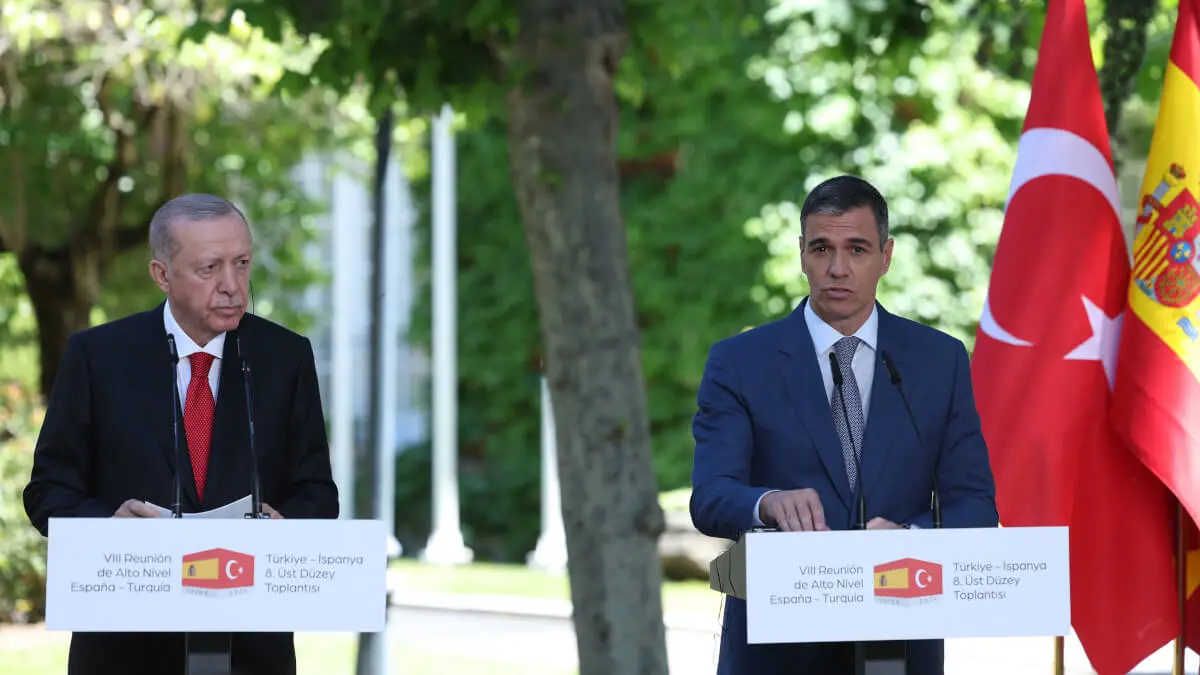 El presidente turco, Recep Tayyip Erdogan (L) y el primer ministro español, Pedro Sánchez, celebran una conferencia de prensa conjunta en el Palacio de La Moncloa en Madrid el 13 de junio de 2024 - Pierre-Philippe MARCOU / AFP