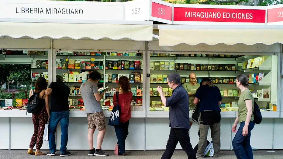 Visitantes en la feria del libro de Madrid, España, con sus autores firmando, en Madrid, España – PHOTO/NurPhoto vía AFP/NurPhoto/Óscar González