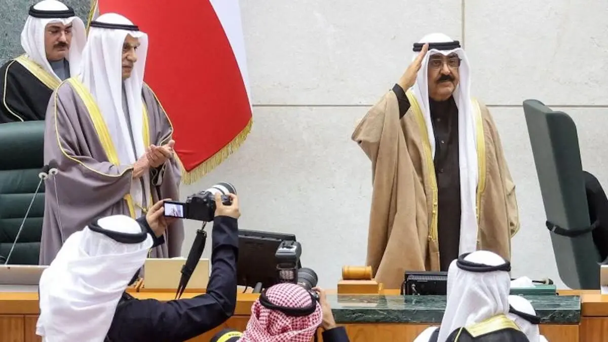 El emir de Kuwait, jeque Meshal al-Ahmad al-Sabah (d), saluda a los miembros del Parlamento kuwaití tras jurar su cargo, el 20 de diciembre de 2023 en Ciudad de Kuwait. AFP