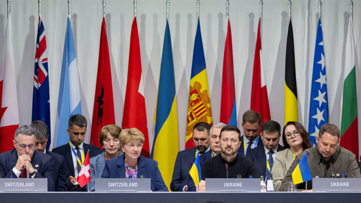 El consejero federal suizo Ignazio Cassis, la presidenta federal suiza Viola Amherd, el presidente ucraniano Volodymyr Zelensky y el jefe de la oficina presidencial de Ucrania, Andriy Yermak, asisten a la Cumbre sobre la paz en Ucrania - URS FLUEELER / POOL / AFP