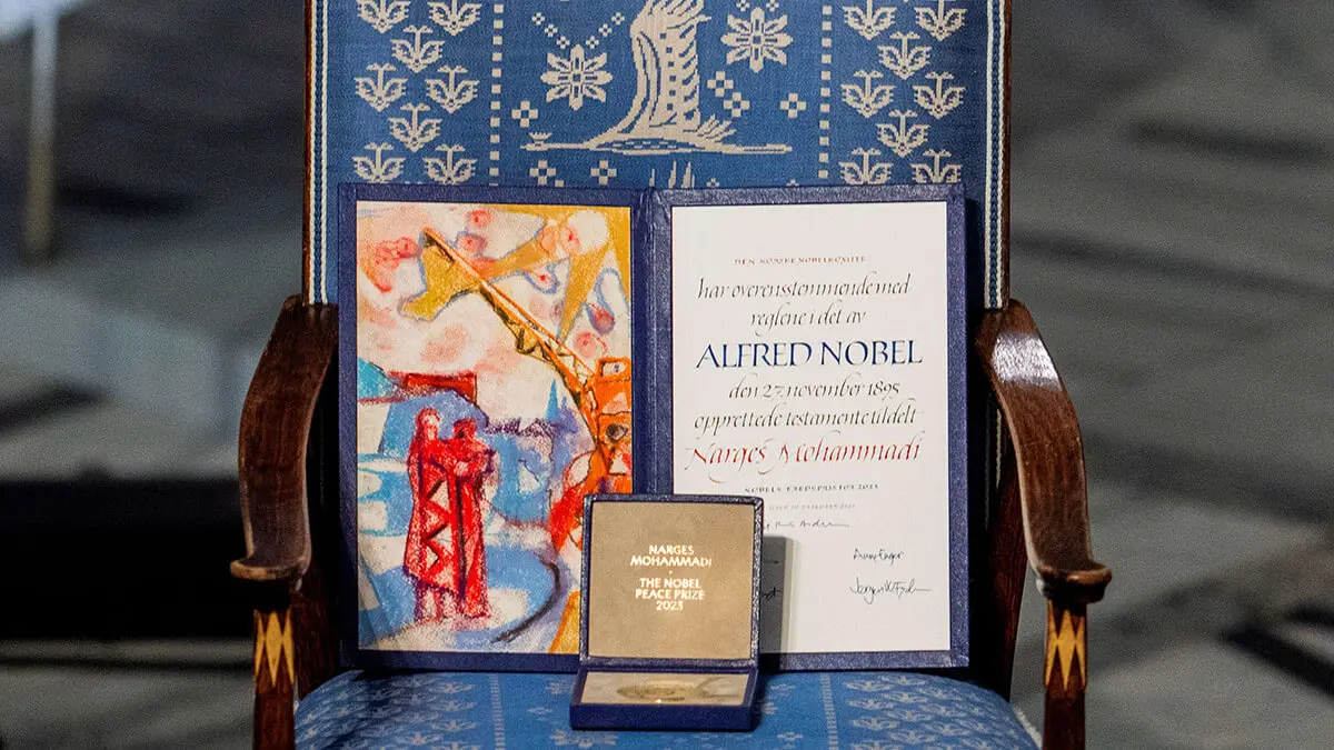 Silla vacía con el diploma del Premio Nobel de la Paz para Narges Mohammadi, un activista iraní de derechos humanos encarcelado, durante la ceremonia de entrega de premios en el Ayuntamiento de Oslo, Noruega, el 10 de diciembre de 2023 - REUTERS/FREDRIK VARFJELL